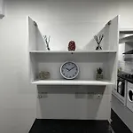Cozzy Apartments One Min From Train Station