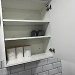 Cozzy Apartments One Min From Train Station