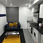 Cozzy Apartments One Min From Train Station