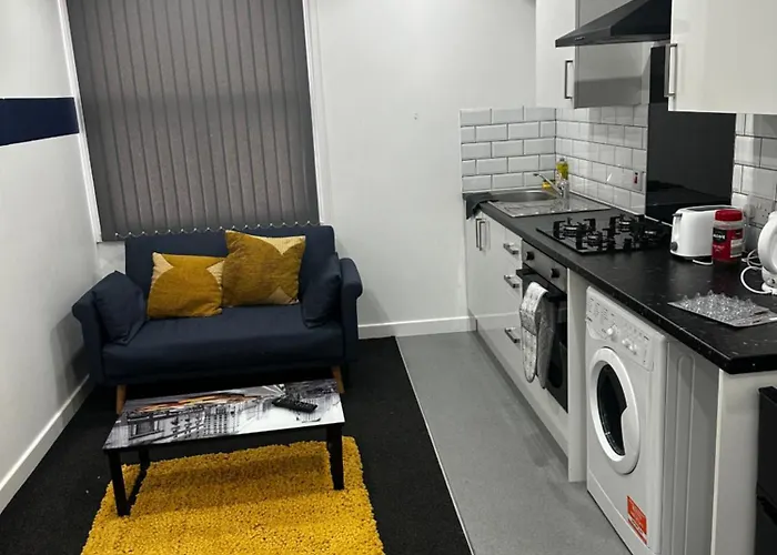 Cozzy Apartments One Min From Train Station