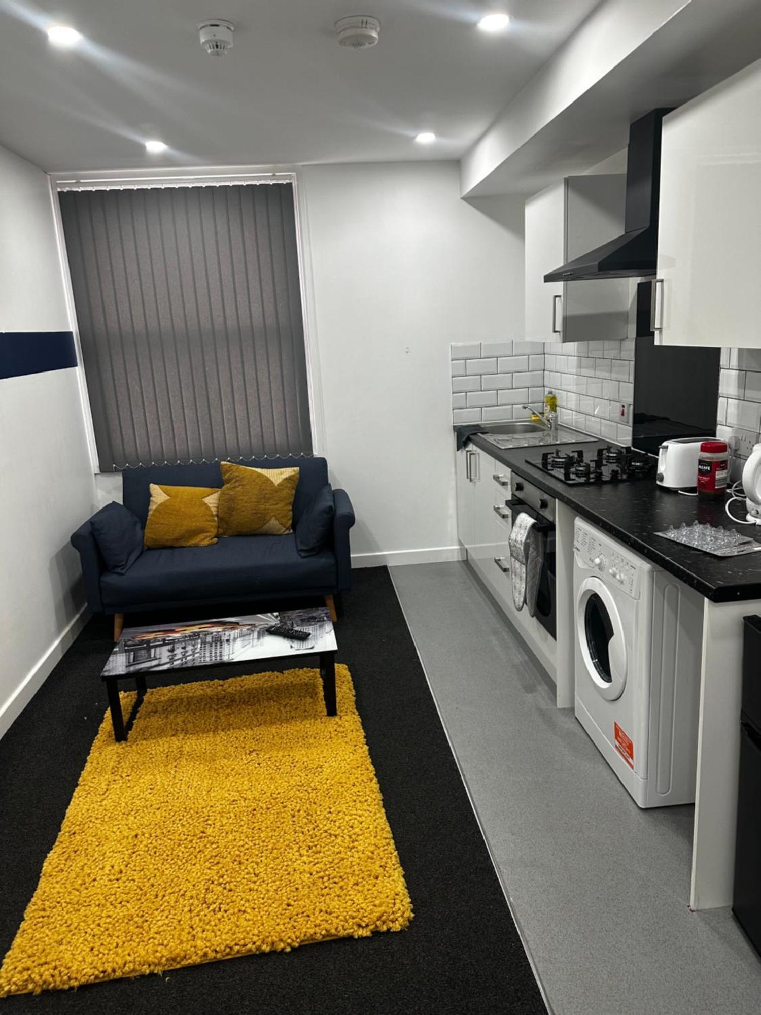 Cozzy One Min From Train Station Apartment *